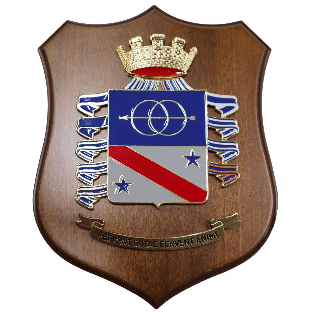 CREST IN METALLO SMALTATO BASE LEGNO 22,5X17,5CM COMAND.TRASP.MAT.TRAMAT