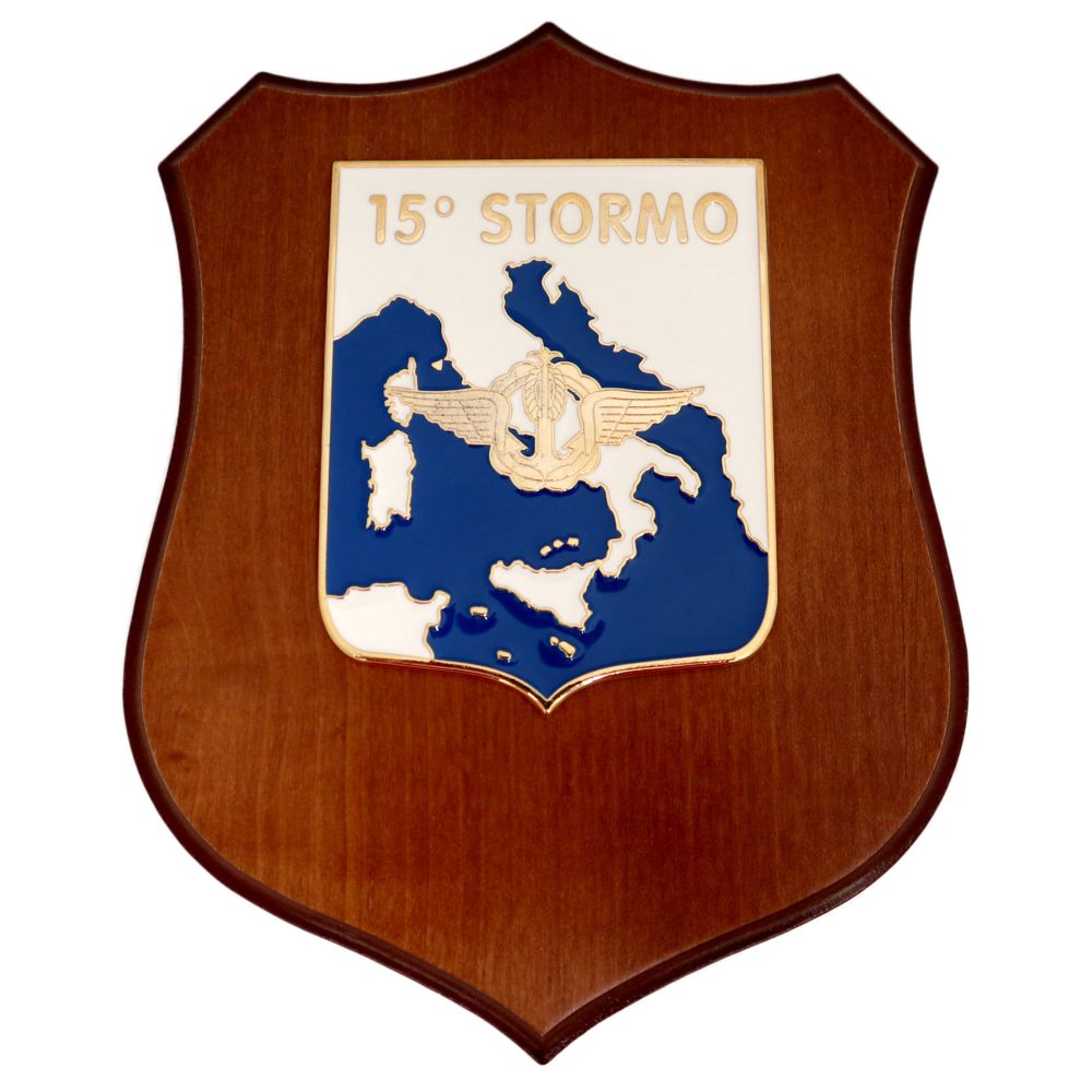 CREST IN METALLO SMALTATO BASE LEGNO 22,5X17,5CM 15 STORMO
