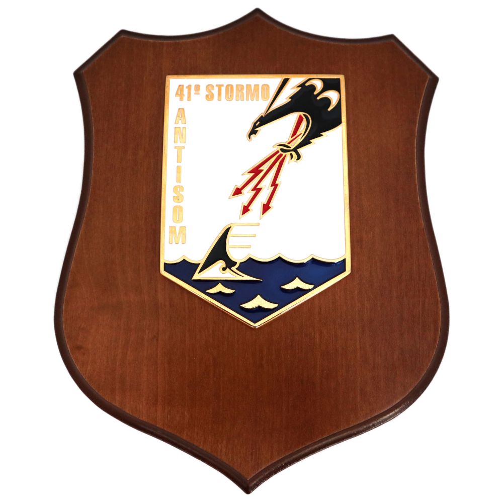 CREST IN METALLO SMALTATO BASE LEGNO 22,5X17,5CM 41 STORMO