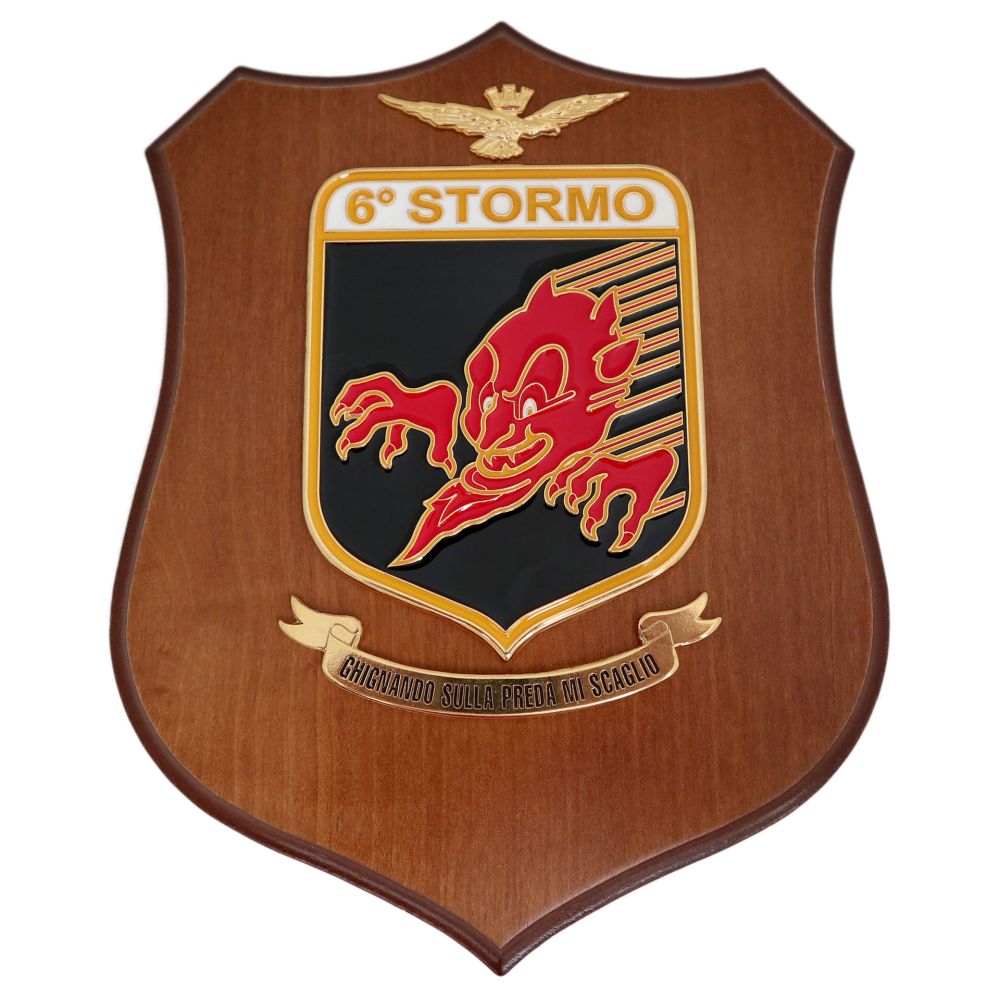 CREST IN METALLO SMALTATO BASE LEGNO 22,5X17,5CM 6 STORMO