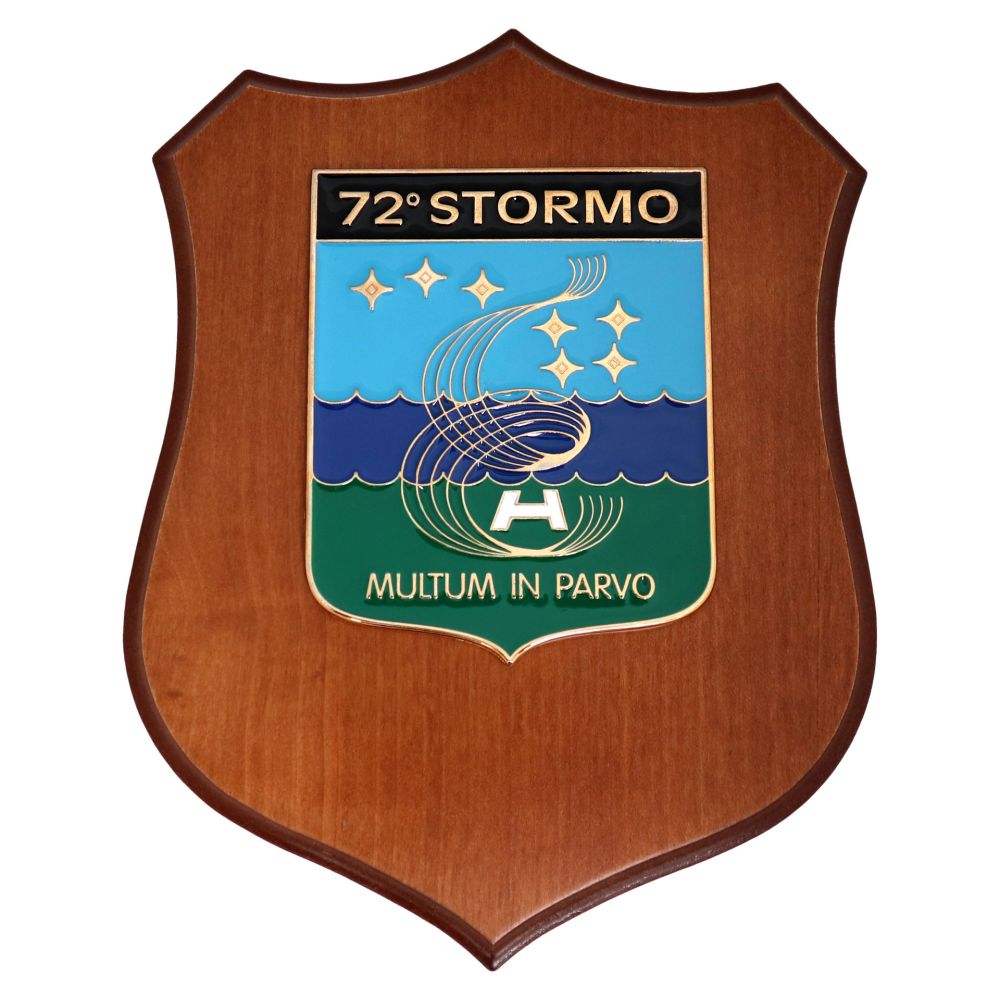 CREST IN METALLO SMALTATO BASE LEGNO 22,5X17,5CM 72 STORMO