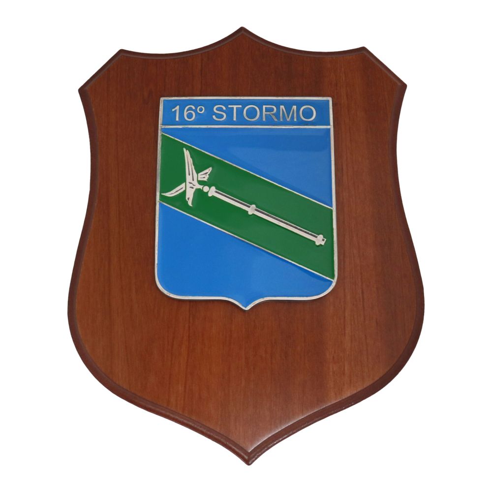 CREST IN METALLO SMALTATO BASE LEGNO 22,5X17,5CM 16 STORMO