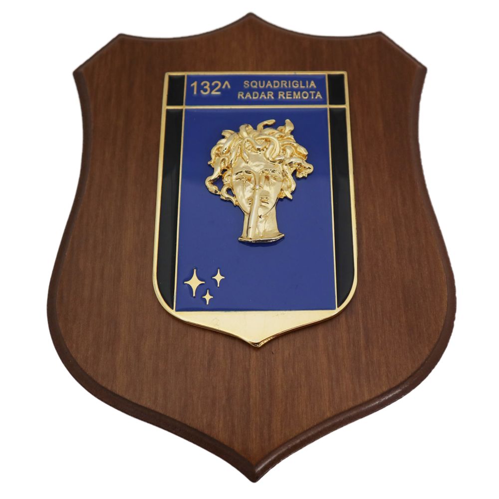 CREST IN METALLO SMALTATO BASE LEGNO 22,5X17,5CM 132 SQUADRIGLIA R.R.