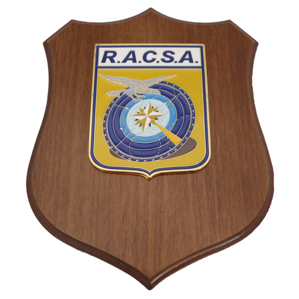 CREST IN METALLO SMALTATO BASE LEGNO 22,5X17,5CM RACSA