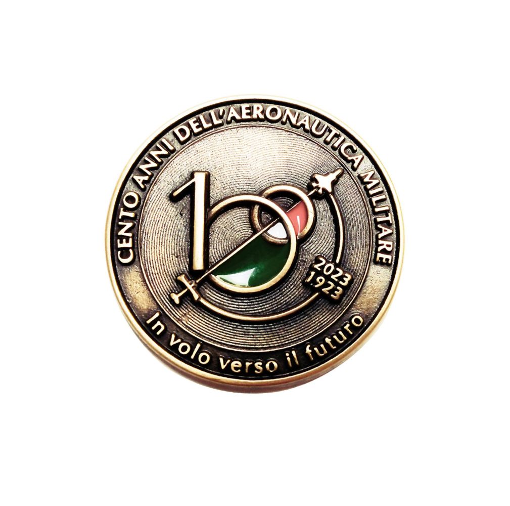 COIN LOGO 3D IN METALLO BRONZATO E SMALTATO, DIAMETRO 45 MM, SPESSORE 3,