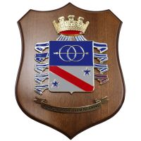 CREST IN METALLO SMALTATO BASE LEGNO 22,5X17,5CM COMAND.TRASP.MAT.TRAMAT