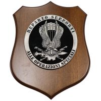 CREST IN METALLO SMALTATO BASE LEGNO 22,5X17,5CM REP. SUPP. OP. SPECIALI