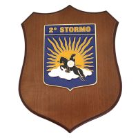 CREST IN METALLO SMALTATO BASE LEGNO 22,5X17,5CM2 STORMO