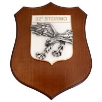 CREST IN METALLO SMALTATO BASE LEGNO 22,5X17,5CM32 STORMO 3D