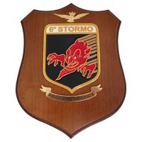 CREST IN METALLO SMALTATO BASE LEGNO 22,5X17,5CM 6 STORMO AERONAUTICA MILITARE