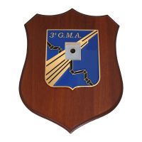 CREST IN METALLO SMALTATO BASE LEGNO 22,5X17,5CM 3 GMA