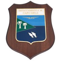 CREST IN METALLO SMALTATO BASE LEGNO 22,5X17,5CM DISTACCAMENTO CAPO MELE AERONAUTICA MILITARE