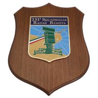 CREST IN METALLO SMALTATO BASE LEGNO 22,5X17,5CM 131 SQUADRIGLIA RADAR REMOTA AERONAUTICA MILITARE