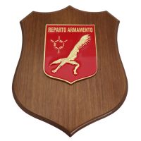 CREST IN METALLO SMALTATO BASE LEGNO 22,5X17,5CM REPARTO ARMAMENTO