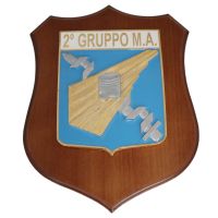 CREST IN METALLO SMALTATO BASE LEGNO 22,5X17,5CM 2 GRUPPO MA