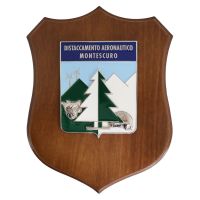 CREST IN METALLO SMALTATO BASE LEGNO 22,5X17,5CM DISTACCAMENTO AERONAUTICO MONTESCURO AERONAUTICA MILITARE