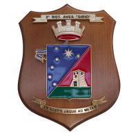 CREST IN METALLO SMALTATO BASE LEGNO 22,5X17,5CM 2 RGT AVES SIRIO