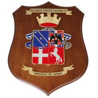 CREST IN METALLO SMALTATO BASE LEGNO 22,5X17,5CM 2 RGT PIEMONTE CAVALLERIA ESERCITO ITALIANO