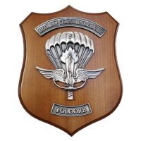 CREST IN METALLO SMALTATO BASE LEGNO 22,5X17,5CM 8 RGT GUASTATORI PARA. ESERCITO ITALIANO